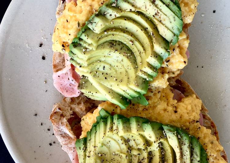 Scrambled eggs on olive bread, with bacon, mushroom and avocado 🥑