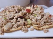 Una foto de ensalada con soya vegana