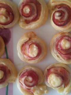 Una foto de Rosas de bacon y queso