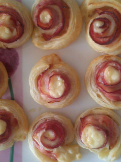Una foto de Rosas de bacon y queso