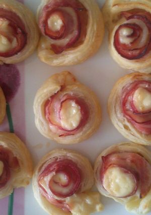 Una foto de Rosas de bacon y queso