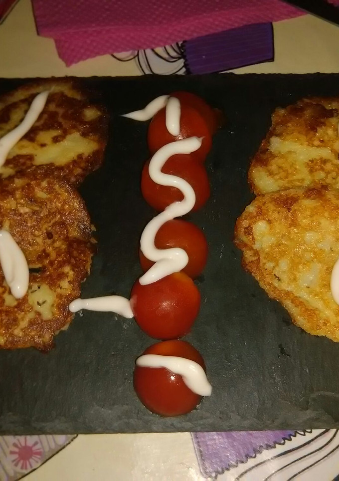Una foto de Tortitas de tortilla de patatas con parmesano aromatizado