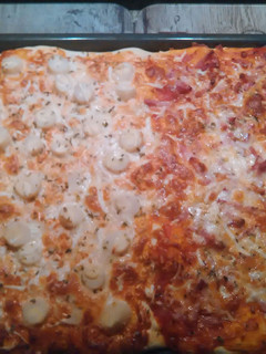 Una foto de Pizza mixta de bacon y palmitos con salsa rosa