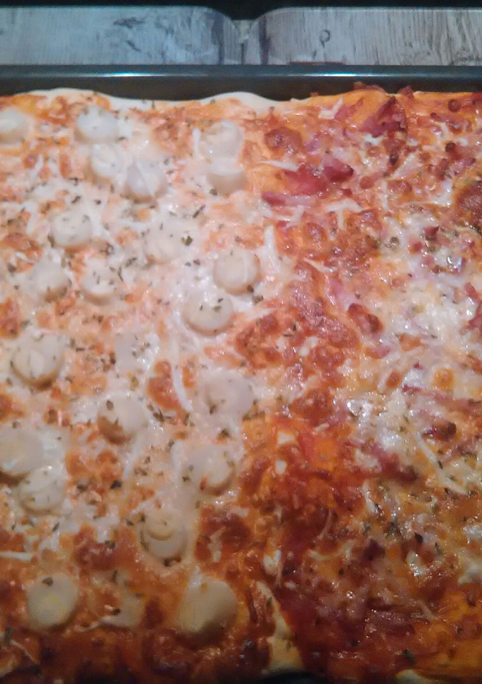 Una foto de Pizza mixta de bacon y palmitos con salsa rosa