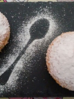Una foto de Magdalenas de tarta de santiago
