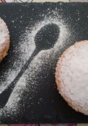 Una foto de Magdalenas de tarta de santiago