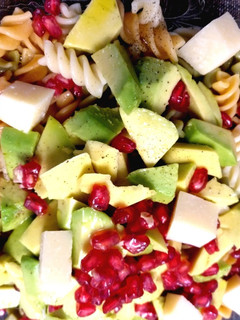 Una foto de Ensalada de pasta vegetal con granada