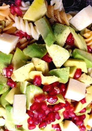 Foto principal de Ensalada de pasta vegetal con granada