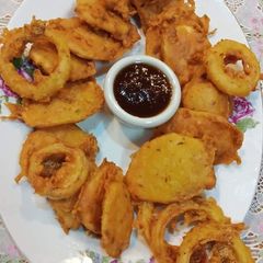 A picture of Alu or piyaz ke pakoray.