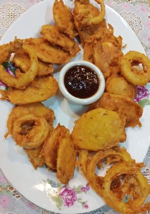 A picture of Alu or piyaz ke pakoray.