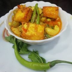 A picture of Matar Paneer Masala in curd.