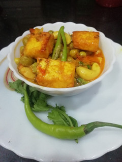 A picture of Matar Paneer Masala in curd.