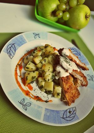 Sütőben sült kefires rántott karaj, petrezselymes krumplival recept fotója