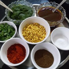 A picture of Green chutney.