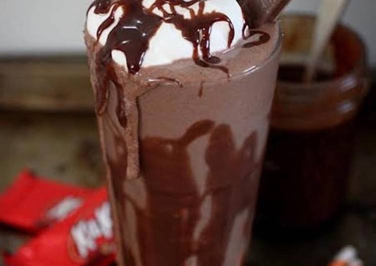 Easiest Way to Make Super Quick Homemade Kit Kat Milkshake