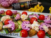 Una foto de ensalada de coliflor morada