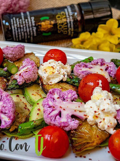 Una foto de Ensalada templada con burrata y escamas de pimentón