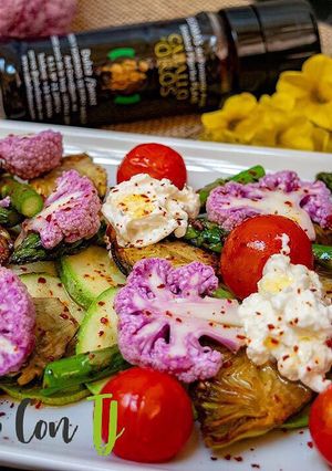 Una foto de Ensalada templada con burrata y escamas de pimentón
