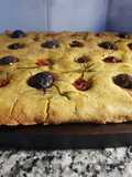Focaccia sin gluten con tomates secos y aceitunas negras