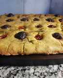 Focaccia sin gluten con tomates secos y aceitunas negras