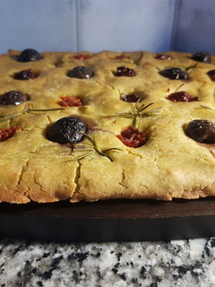 Una foto de Focaccia sin gluten con tomates secos y aceitunas negras