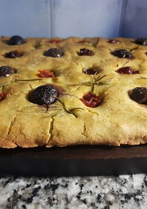 Una foto de Focaccia sin gluten con tomates secos y aceitunas negras