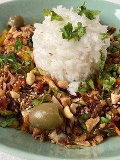 Una foto de Ensalada Thai con Arroz Jazmín