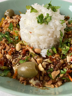 Una foto de Ensalada Thai con Arroz Jazmín