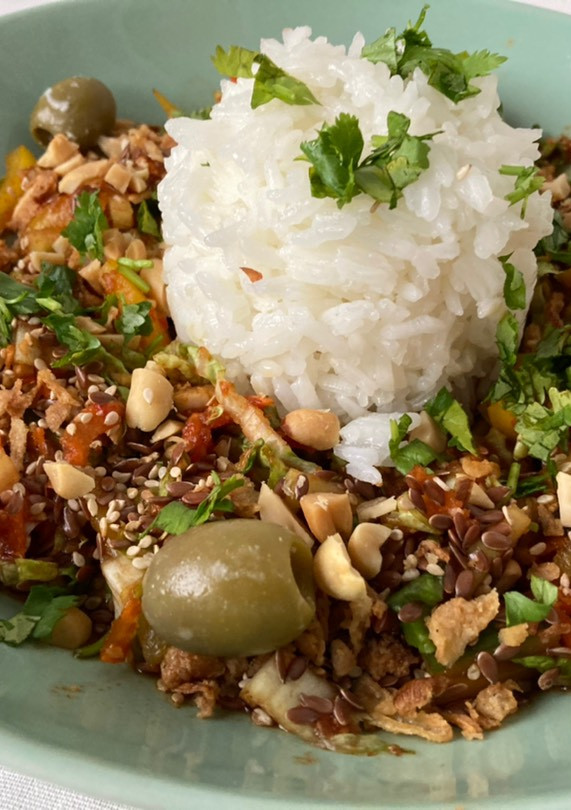 Una foto de Ensalada Thai con Arroz Jazmín