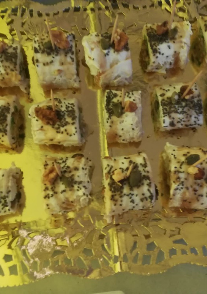 Una foto de Rollitos de aguacate nueces y miel