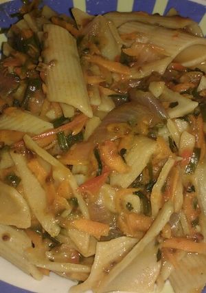 Una foto de Fideos con salsa de vegetales