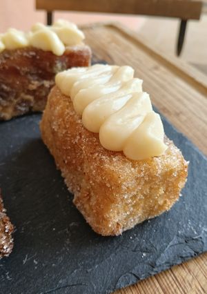 Una foto de Torrijas de pan de focaccia de canela con ganache de chocolate blanco