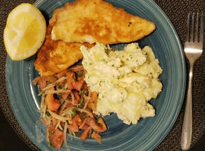 Una foto de Reineta apanada con papas mayo y ensalada a la chilena