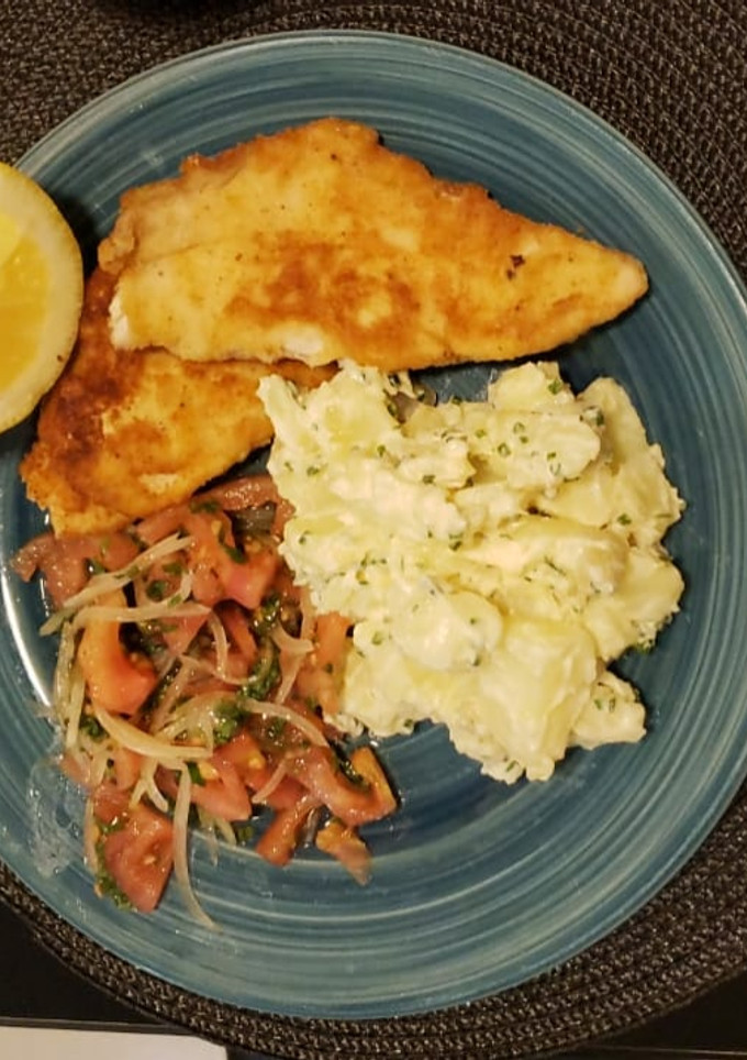 Una foto de Reineta apanada con papas mayo y ensalada a la chilena