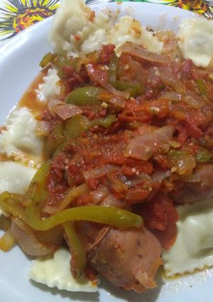Una foto de Chorizo a la pomarola con Respecto de pollo y verduras