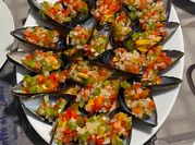 Una foto de mejillones con tomate