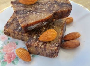 Una foto de Turrón tipo mazapán con almendras, mantequilla de maní y cacao amargo