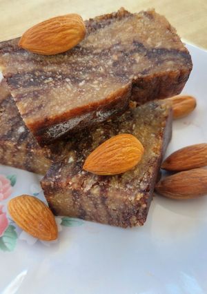 Una foto de Turrón tipo mazapán con almendras, mantequilla de maní y cacao amargo