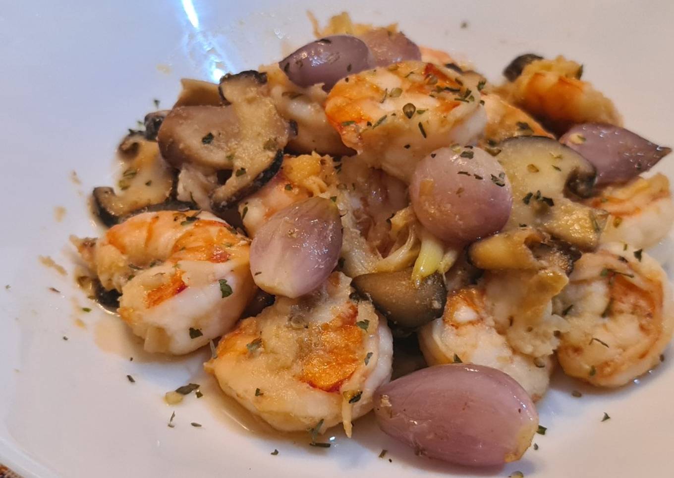 Caramelized garlic prawn