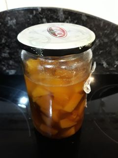 Una foto de Melocotón cocido con canela, moscatel y azúcar de caña