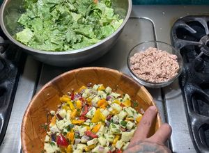 Una foto de Ensalada jauregrill es una receta propia fresca con mucho vegetales arcoíris y un gran sabor Mex
