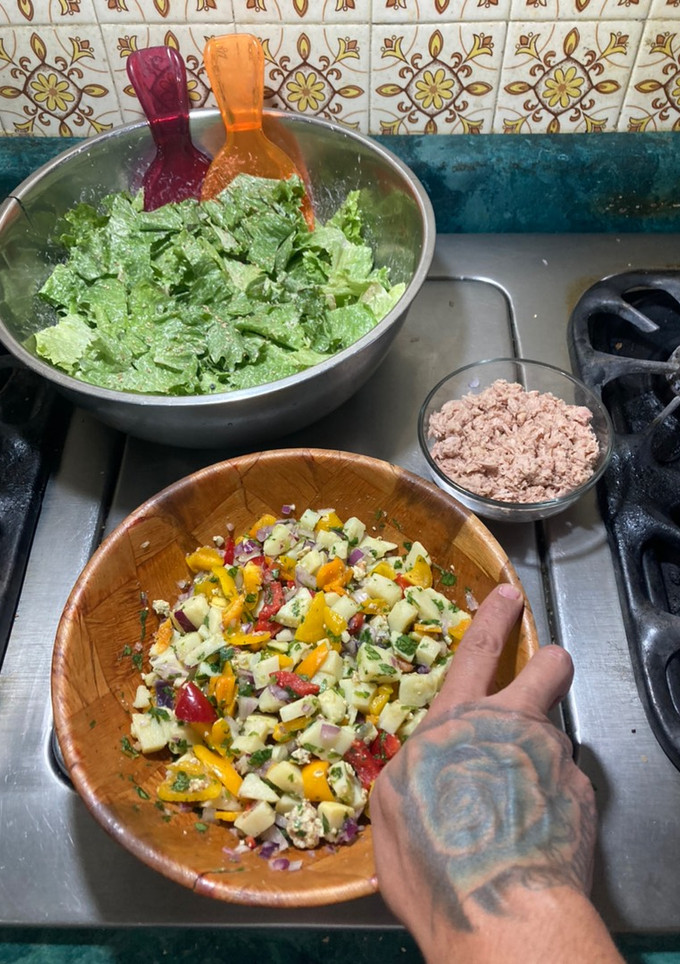 Una foto de Ensalada jauregrill es una receta propia fresca con mucho vegetales arcoíris y un gran sabor Mex