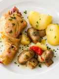 Muslitos de pollo guisados con guarnición