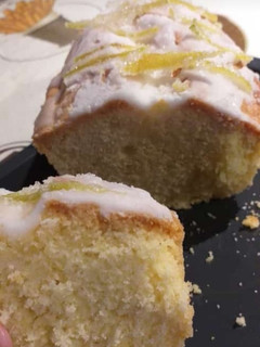 Una foto de Budín de limón con glasé