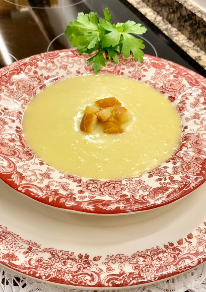 Una foto de Crema de calabacín con quesitos