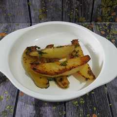 A picture of Mpasi 10 bulan (potato wedges).