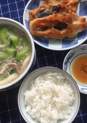 Hình của món Bữa trưa canh mướp nấu nấm & cá chiên.
