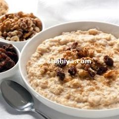 A picture of Oats with Raisins and Bananas.