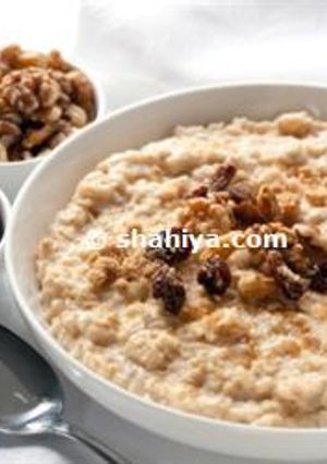 A picture of Oats with Raisins and Bananas.