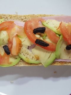 Una foto de Tostada aguacate, pechuga de pavo, ajo negro